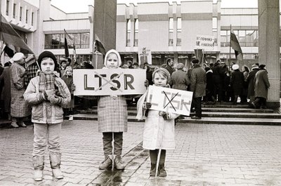 VILNIUS, 1990 m. kovo 11 d. (ELTA). 1990 03 11 MITINGO DALYVIAI PRITARĖ NAUJAM PARLAMENTUI BEI JO PRIIMTIEMS NUTARIMAMS.