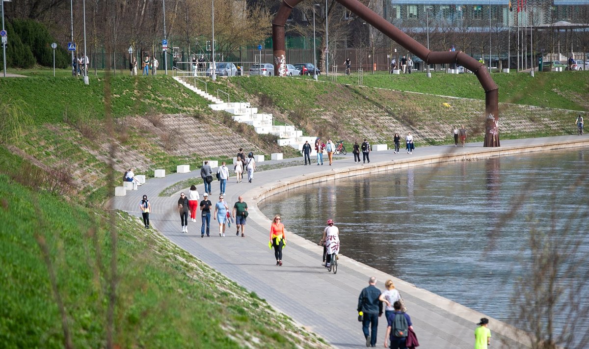 Vilniečiai mėgaujasi šiluma