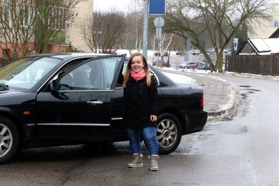 Neretai žmonės nustemba sužinoję, kad Austė automobilį vairuoja. „O ką? – juokiasi mergina. – Aišku, sėdynė maksimaliai iškelta ir pritraukta prie vairo. O ir automobilis – „Kia Magentis“ – nemažas, yra reikalų su tokiu važinėti.“