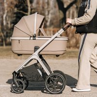 „Beige mom“ tendencija – vis populiaresnė: specialistai negaili kritikos ir ragina neatimti iš vaikų vaikystės