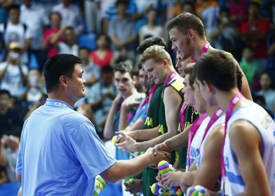 Yao Mingas apdovanoja Lietuvos rinktinę (nanjing2014.org nuotr.)