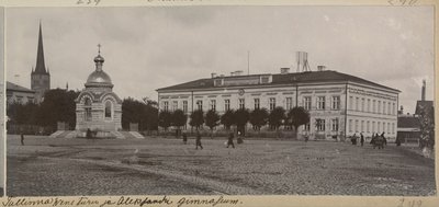 Rusų turgavietė ir Aleksandro gimnazija XX a. pradžioje. Turgavietės (dabar Viru aikštė) centre – Aleksandro Nevskio koplyčia, už jos, kairėje – Šv. Olafo bažnyčios bokštas. Henricho Tijdermano nuotr. Estijos istorijos muziejaus kolekcija, AM 13741:342, f. 11684:242.