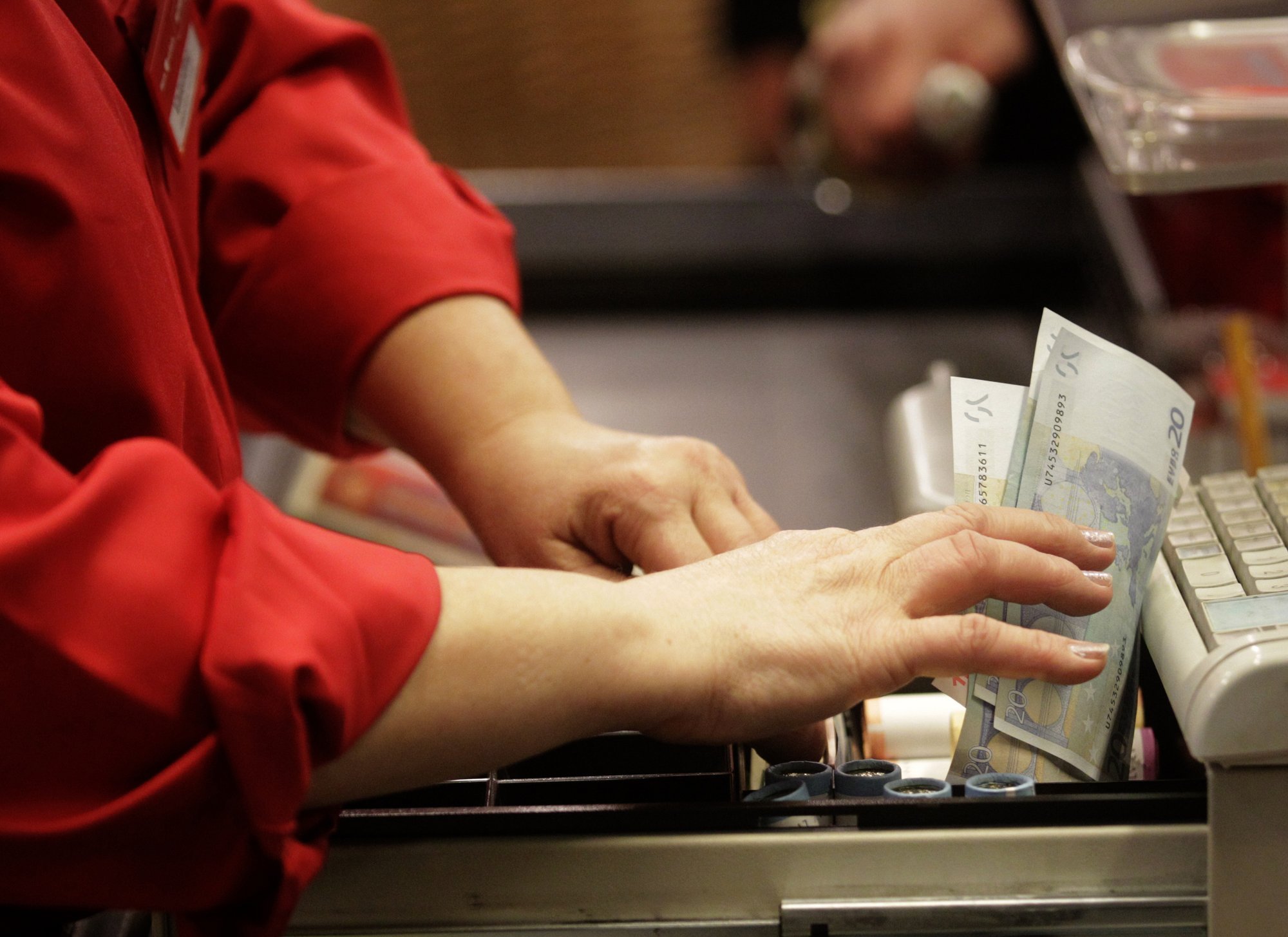 Ворует деньги из кассы. Наличные деньги. Деньги в кассе. Украл из кассы. Ворует деньги из кассы.