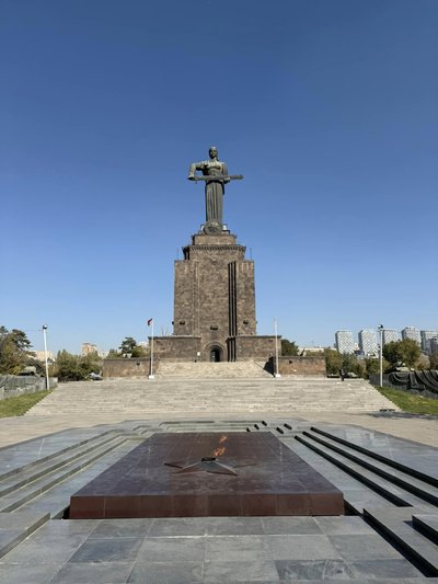 Gigantiška „Motinos Armėnijos“ skulptūra stovi nuo 1967-ųjų. Penkiakampėj žvaigždėj dega ugnelė.