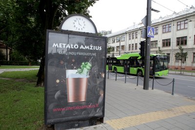 Reklaminis stendas su laikrodžiu Kaune