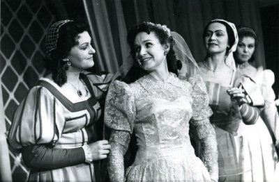 Genė Jasiūnaitė – Hera (centre). Jadvyga Ramanauskaitė – Uršulė, Gražina Kernagienė – Margarita, Irena Garasimavičiūtė – Beatričė. William Shakespeare, „Daug triukšmo dėl nieko“, rež. Aleksandras Kernagis, 1961. Teatroteka.lt