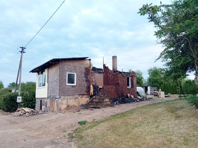 Įvykio vietoje ugniagesiai įtarė, jog pastatas galėjo būti padegtas tyčia. Tuos įtarimus sustiprino ir į įvykio vietą atvykę pastato šeimininkai. Jauna šeima su dviem vaikais remontuojamame sodo name ketino apsigyventi žiemą