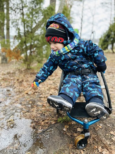 Kol kas trimetis berniukas juda neįgaliojo vežimėliu, kuris nėra jam tinkamas.