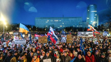 Slovakijoje tūkstančiai žmonių protestavo prieš vyriausybės politiką Ukrainos atžvilgiu