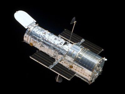 Hubble teleskopo kadrą netikėtai sutrikdė asteroidas. NASA/ESA nuotr.