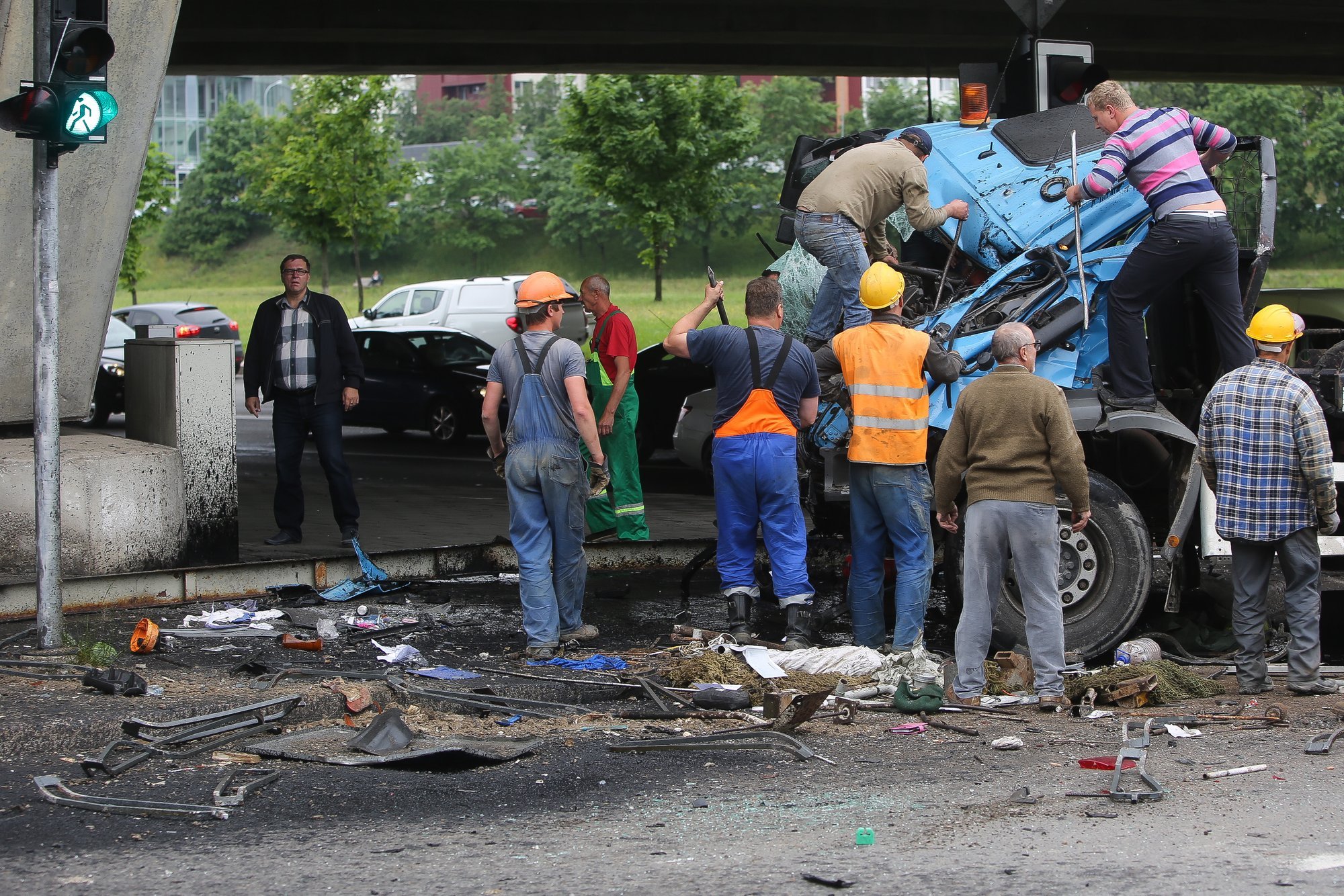Po strasznym wypadku w Wilnie: wyciągać czy nie wyciągać człowieka z rozbitego samochodu?