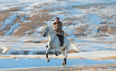 Kim Jong Unas jodinėja ant  Paektu kalno