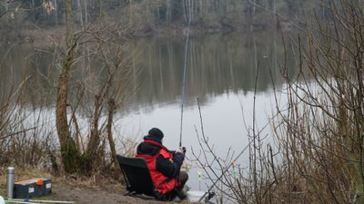 Meškeriotojas, gaudantis dugnine