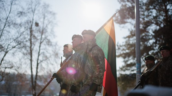 Lietuvoje – koordinuotas bandymas užginčyti nepriklausomybę: pasitelkė eurą, NATO karius bei migrantus