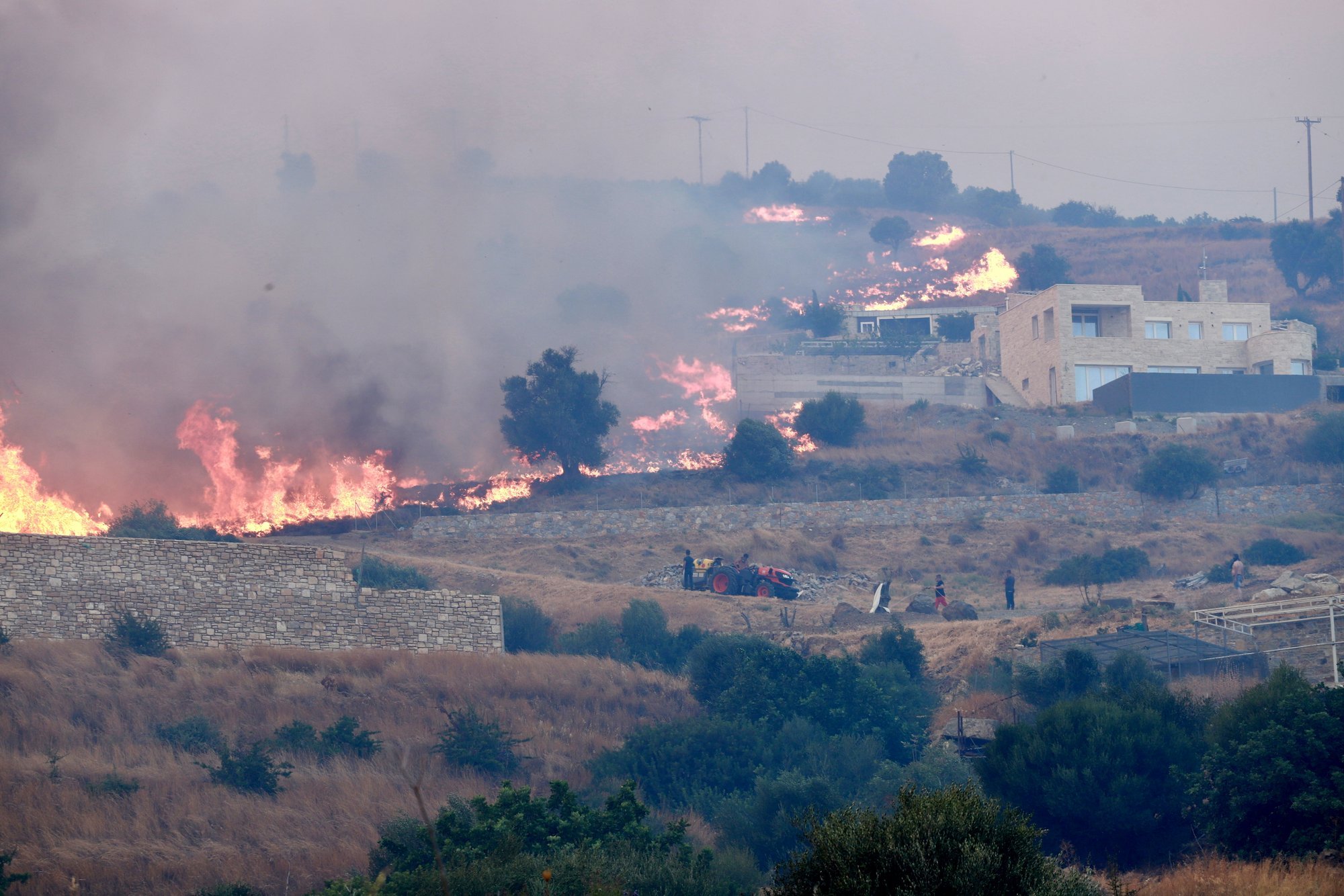 'Gloomy day': Thousands evacuated from resort on Crete
