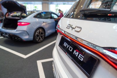 BYD M6