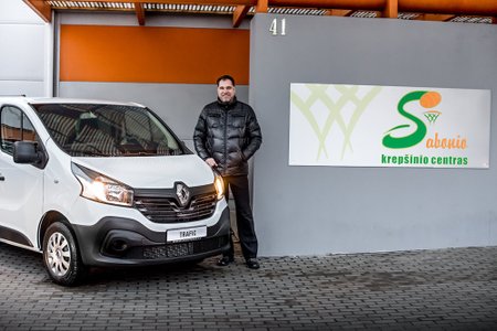 A. Sabonis prie Renault Trafic