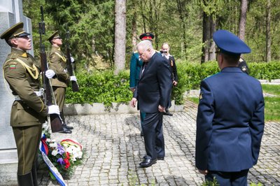 Antrojo Pasaulinio karo aukų pagerbimo ceremonija, Rusijos ambasadorius A. Udalcovas prie paminklo Lietuvos partizanams