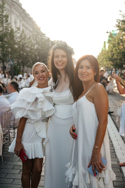 „Le Dîner en Blanc“ aprangos kodas – balta spalva 