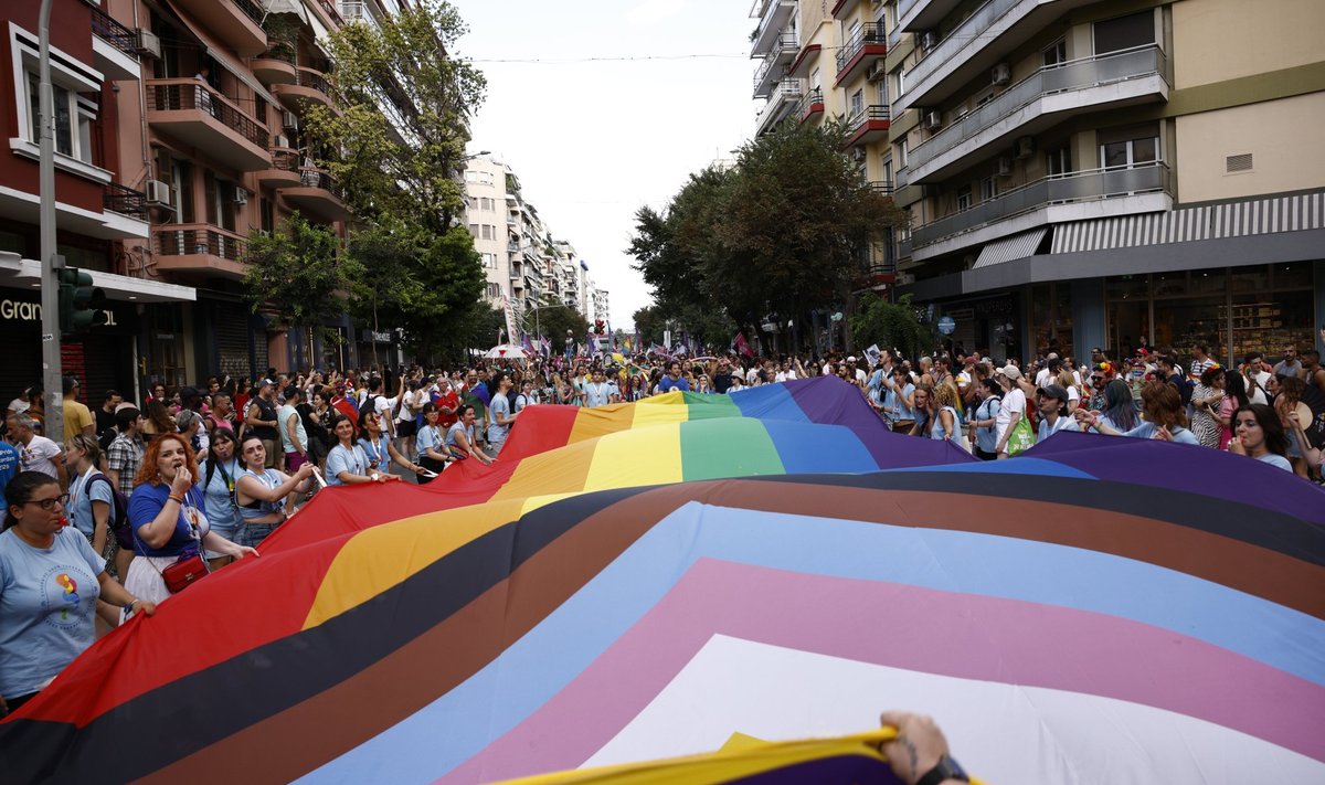 Tūkstančiai visų amžiaus grupių žmonių šeštadienį dalyvavo „EuroPride“ parade Salonikuose Graikijoje