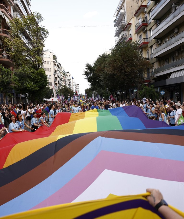 Tūkstančiai visų amžiaus grupių žmonių šeštadienį dalyvavo „EuroPride“ parade Salonikuose Graikijoje