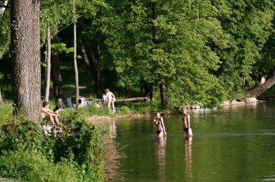 Specialistai perspėja, kad vandens temperatūra nors ir siekia apie 18 laipsnių, dar nėra itin komportiška maudymuisi