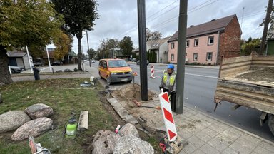 Va čia tai absurdas: naujus troleibusų linijos stulpus Kaune pastatė vidury šaligatvio