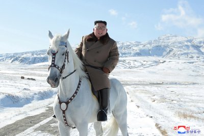 Kim Jong Unas jodinėja ant  Paektu kalno