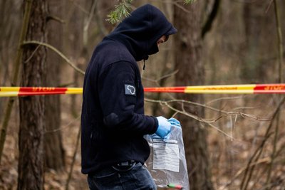 Policijos pareigūnai vykdo įkalčių paiešką šalia Leonido Volkovo namų