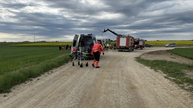 Jurbarko rajone metalo konstrukcija nukrito ant žmonių, du vyrai ligoninėje