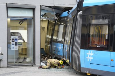 Tramvajus rėžėsi į „Apple“ parduotuvę Oslo centre