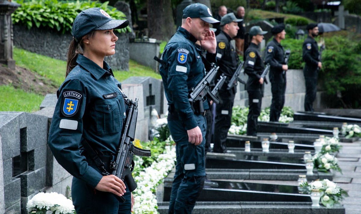 Šalies vadovas pagerbė Medininkų žudynių aukas Antakalnio kapinėse.