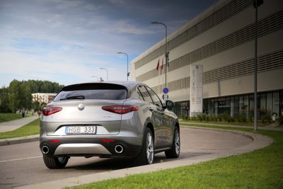 Masyvūs išmetimo vamzdžiai ir 20 colių ratlankiai – sportiškų akcentų netrūksta