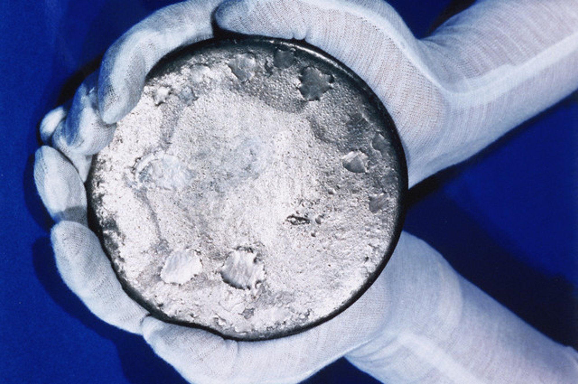 Плутоний фото. Таблетки для аэс. Плутоний-239 металл. Плутоний химический элемент. Металлический уран 238.