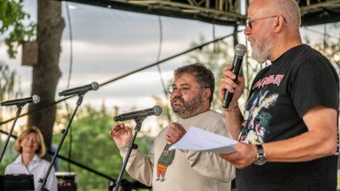 Džinsuota publika rinkosi klausytis operos į Merkinę