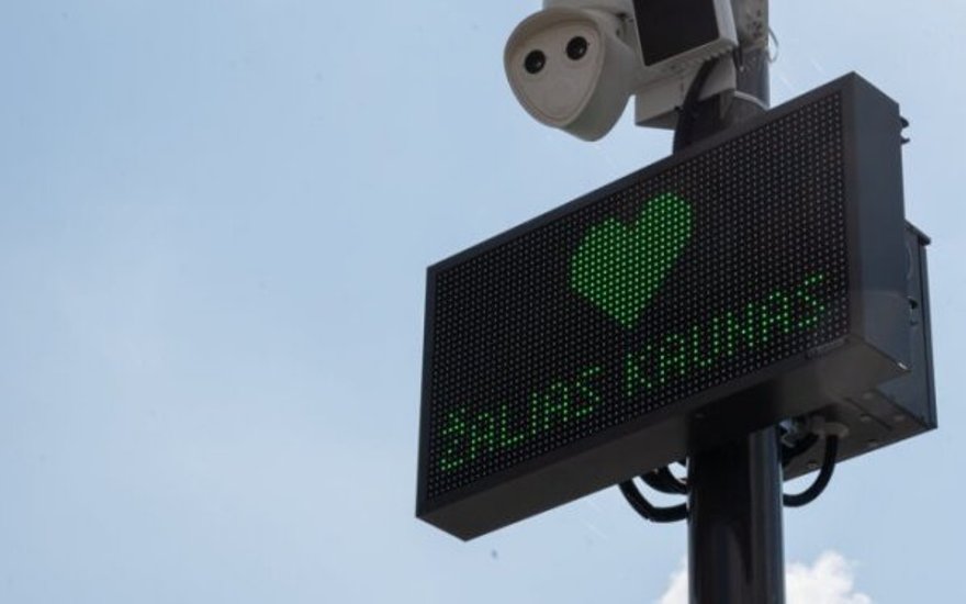 Ar savivaldybė gali ignoruoti gyventojo prašymą? Dėl mažos taršos zonos teismas atsakė aiškiai 2024 m. gegužę advokatas Dominykas Varnas kreipėsi į Kauno miesto savivaldybės tarybą ir prašė nepriimti sprendimo dėl Senamiesčio sumažintos taršos zonos ir rinkliavos nustatymo, pirmiau organizuojant gyventojų apklausą ar kitaip pasikonsultuojant su gyventojais. Į prašymą iš esmės nebuvo atsakyta: po beveik dviejų mėnesių savivaldybės administracija tik pranešė, kad sprendimas jau priimtas. Šių metų liepą teismas nusprendė, kad toks savivaldybės atsakymas buvo nemotyvuotas ir neatitinka reikalavimų. Teismas jį panaikino ir įpareigojo savivaldybės tarybą prašymą išnagrinėti iš naujo, tačiau savivaldybė to daryti neketina.