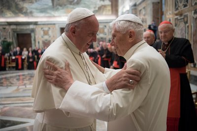 Buvęs popiežius Benediktas XVI ir popiežius Pranciškus