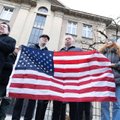 Жители собрались у посольства США в Вильнюсе, чтобы почтить память погибших американских солдат