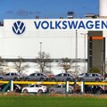 Krizės apimta „Volkswagen“ planuoja uždaryti gamyklas, smarkiai apkarpyti darbuotojų atlyginimus