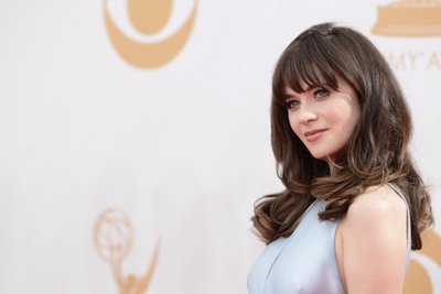 Mėlynakė rudaplaukė garbanė Zooey Deschanel