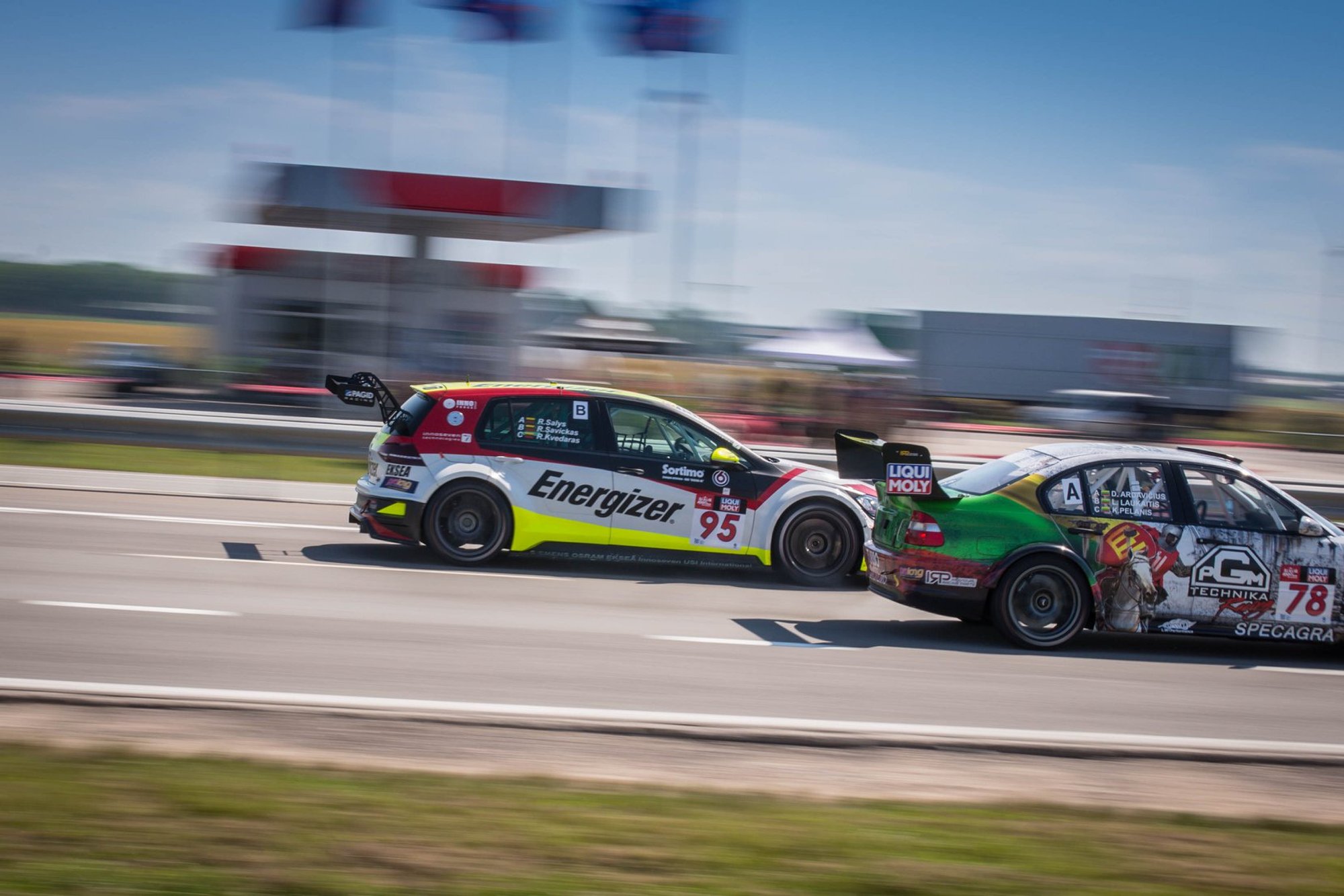 „Energizer Racing“ parodė, kaip su „Golf“ aplenkti „BMW M3“ ar ...