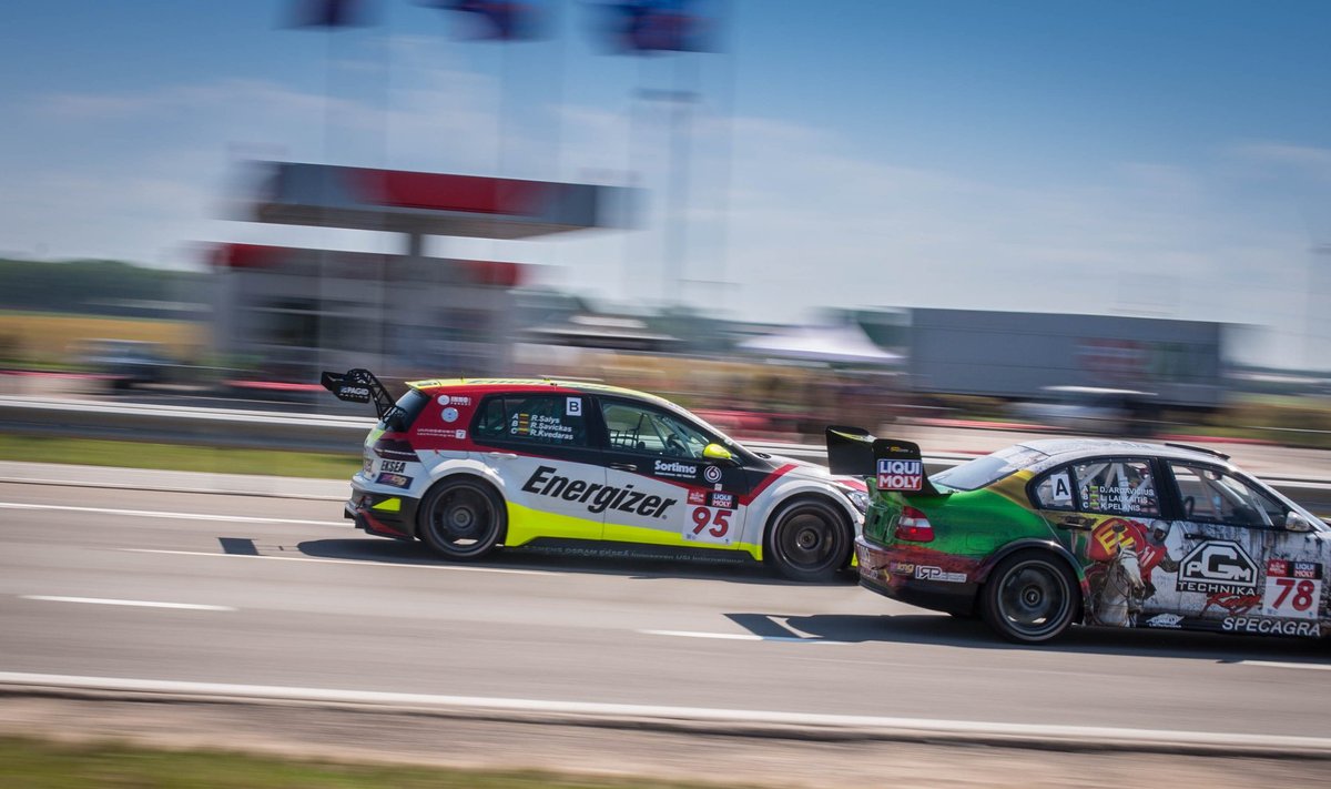 Energima Racing „Energizer Racing“ parodė, kaip su „Golf“ aplenkti „BMW M3“ ar ...
