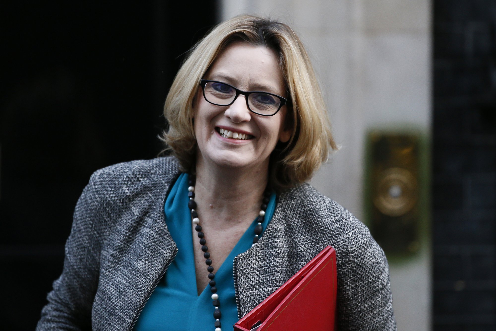 Atsistatydina Britanijos vidaus reikalų sekretorė Amber Rudd - Delfi
