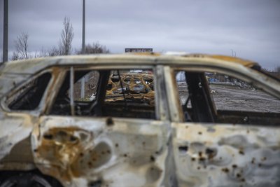 В дороге машина попала под обстрел.