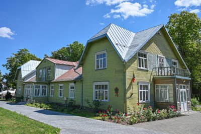 Vienas iš įspūdingųjų Panevėžio medinių namų – 1934 m. statyta advokato Česlovo Petraškevičiaus vila, kur dabar įsikūrusi Gamtos mokykla