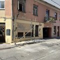 Vilniuje vėjas nuvertė pastolius, šie virš gatvės pakibo ant elektros laidų