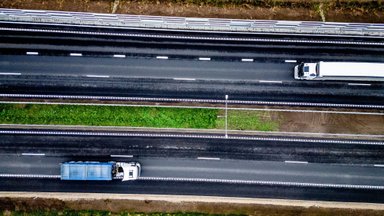 Kelio ženklus išvydę vairuotojai liko nesupratę: magistralinį kelią sutvarkė, o ribojimai liko – kodėl taip daro?