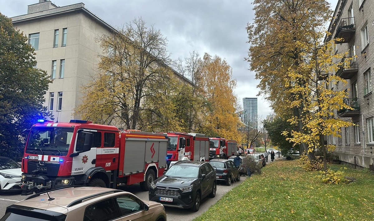 Vilniuje prie Aplinkos apsaugos agentūros chemijos laboratorijos skubėjo ugniagesiai 