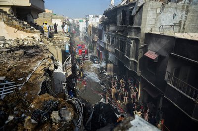 „Pakistan International Airlines“ lėktuvas nukrito į gyvenamąjį rajoną