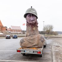 Kaune kelionę pradėjusi provokuojanti Putino skulptūra pasiekė Varšuvą